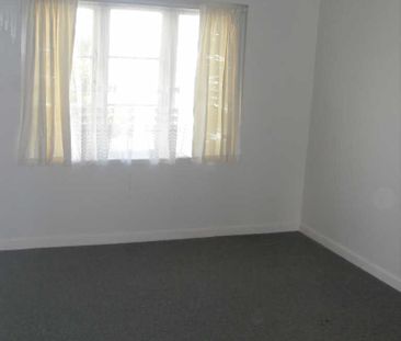 This is a tidy, character three bedroom upstairs unit with all orig... - Photo 1