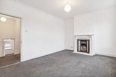 2 bedroom flat in Hackney - Photo 4