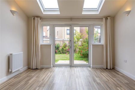 4 bedroom semi-detached house to rent - Photo 5