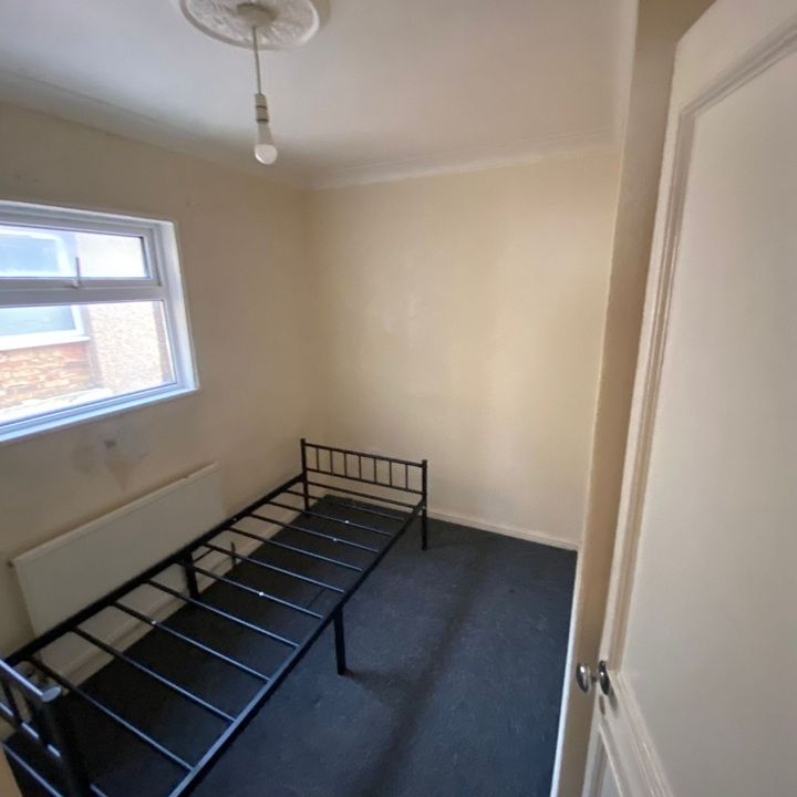 4 Bed Semi-Detached House, Faircross Avenue, IG11 - Photo 1