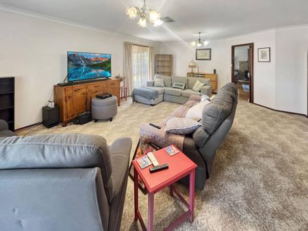 SPACIOUS FAMILY HOME IN GREAT LOCATION - Photo 3
