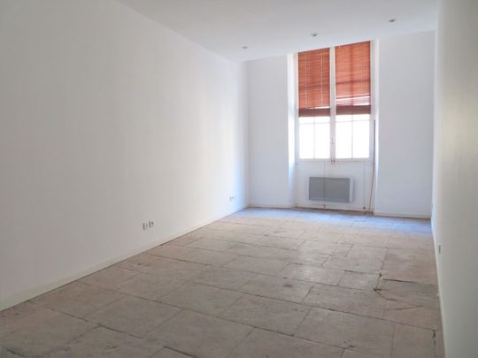 Nîmes centre T1Bis, 28m² Rue Hotel de ville, 380€ H.C - Photo 1