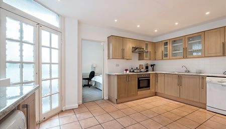 An exceptionally spacious five/six-bedroom apartment in St John’s Wood, London NW8 - Photo 3