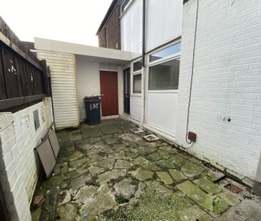 Stroud Crescent West, Bransholme - Photo 6