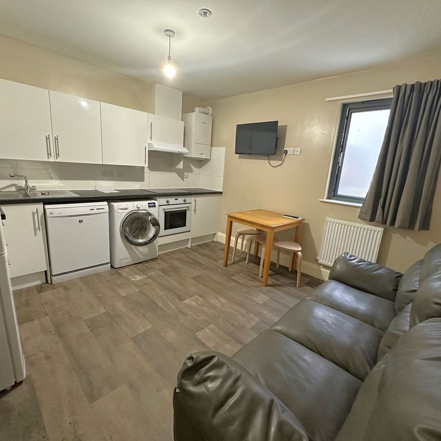 3 Bed Flat, Marsh Street, BS1 - Photo 1