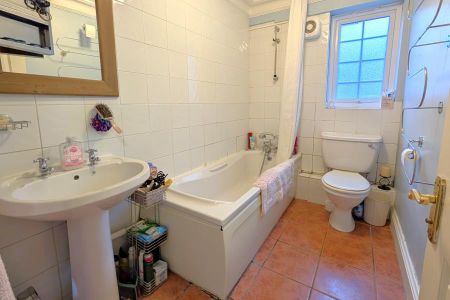 High Street, Old Woking, Surrey, GU22 - Photo 5