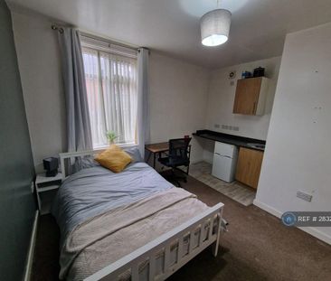 1 bedroom in a house share to rent - Photo 3
