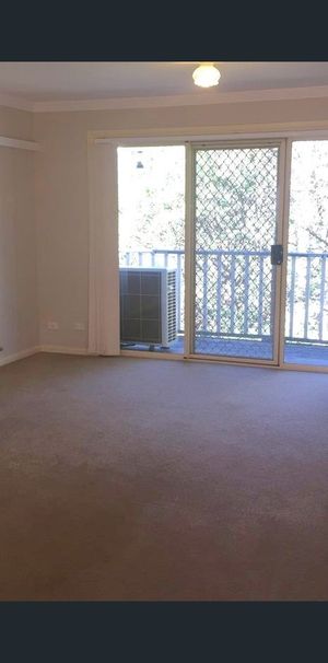 Two Storey Townhouse located in convenient Location! - Photo 1