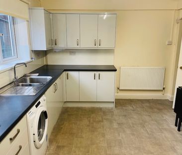 Central spacious 3 bed family home to let in Wellington - Photo 4