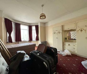 Charlbury Gardens, Seven Kings, IG3 - Photo 2