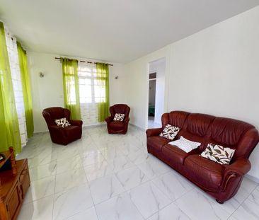 Location Maison 4 pièces 121m² LE MOULE 97160 - Photo 1