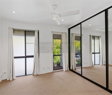 Airy Renovated Three Bedroom Townhouse with Courtyard - Photo 2