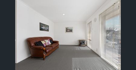 Spacious home with loads of living areas!! - Photo 2