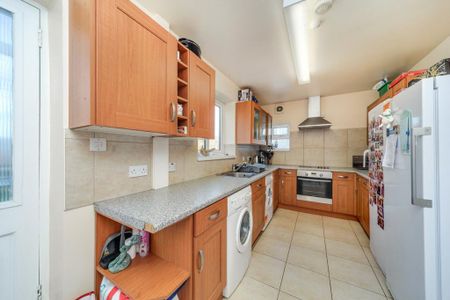 5 bedroom semi-detached house to rent - Photo 3