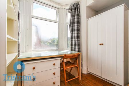 References Pending - 6 bed End Terraced House - Photo 3