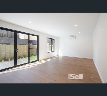 28 Grandia Crescent, Keysborough, Vic 3173 - Photo 2