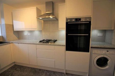 Aylsham Drive, Ickenham, UB10 - Photo 3