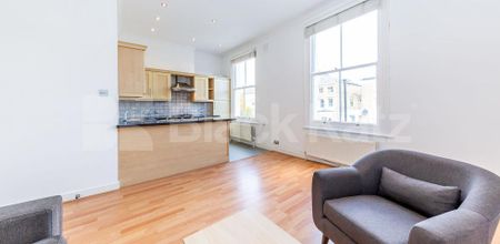 Recently refurbished one bedroom flat set with a period house near tube & shops - Photo 3