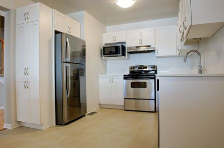 Spacious 3 Bedroom Garden Homes for Rent in Bridlewood! - Photo 4