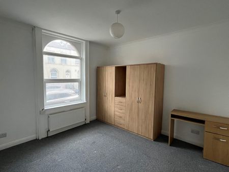 2 bedroom Flat To Let - Photo 2