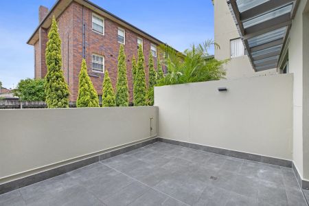Refreshed Modern Apartment with 2 Courtyards - Lift Access - Photo 3