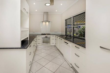 Spacious 3-Bedroom Home with Pool and Patio Bliss - Photo 5