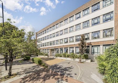 Balham High Road, SW12 9BF, London - Photo 3