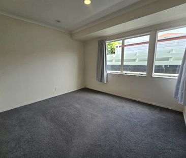 Sunny Family Home in the Heart of Cherrywood - Otumoetai - Photo 3