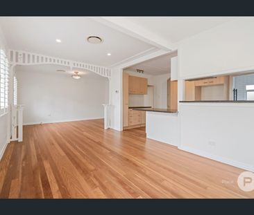 Spacious Family Home with Pool & Ducted Air Con - Photo 3