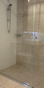 Modern two bedroom unit - Photo 4