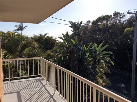 2 Bedroom Unfurnished Unit - Opposite the Beach - Photo 4