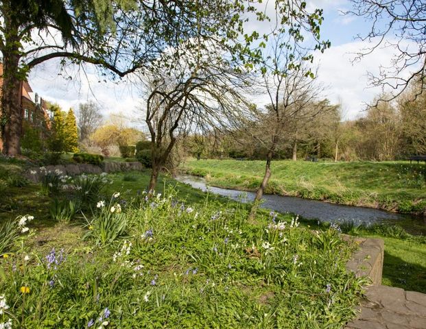 1 bedroom flat in Farnham - Photo 1