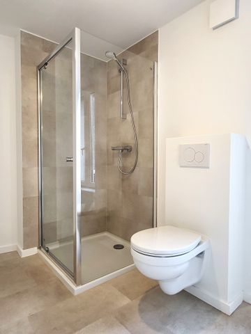 Deze volledig gerenoveerde woning (2025) biedt modern wooncomfort op een centrale ligging in het centrum, met winkels, scholen en openbaar vervoer op wandelafstand. - Foto 4