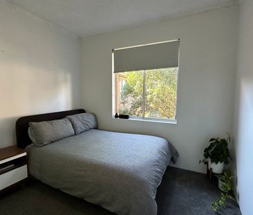 Renovated two bedroom air conditioned unit In central location - Photo 4
