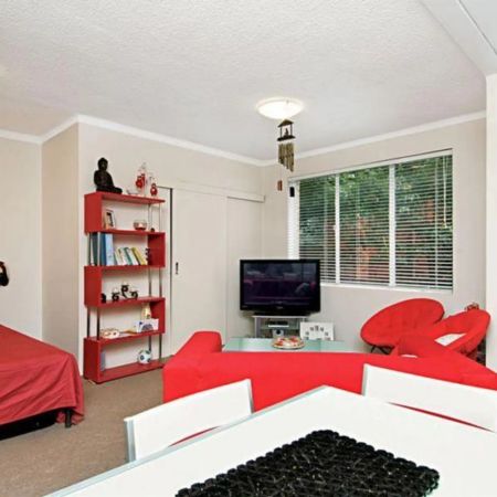 Spacious Studio Apartment In Prime Location - Photo 3