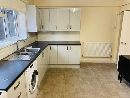 Central spacious 3 bed family home to let in Wellington - Photo 3