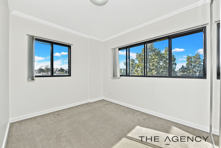 Spacious Sun Filled, Easy To Maintain Two Bedroom Unit - Photo 2