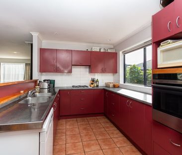 Great family home with vegetable garden - Photo 1