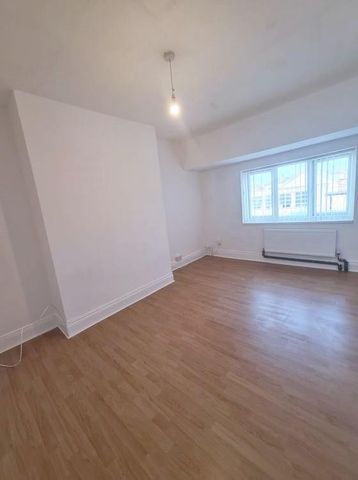 3 bedroom flat to rent - Photo 5