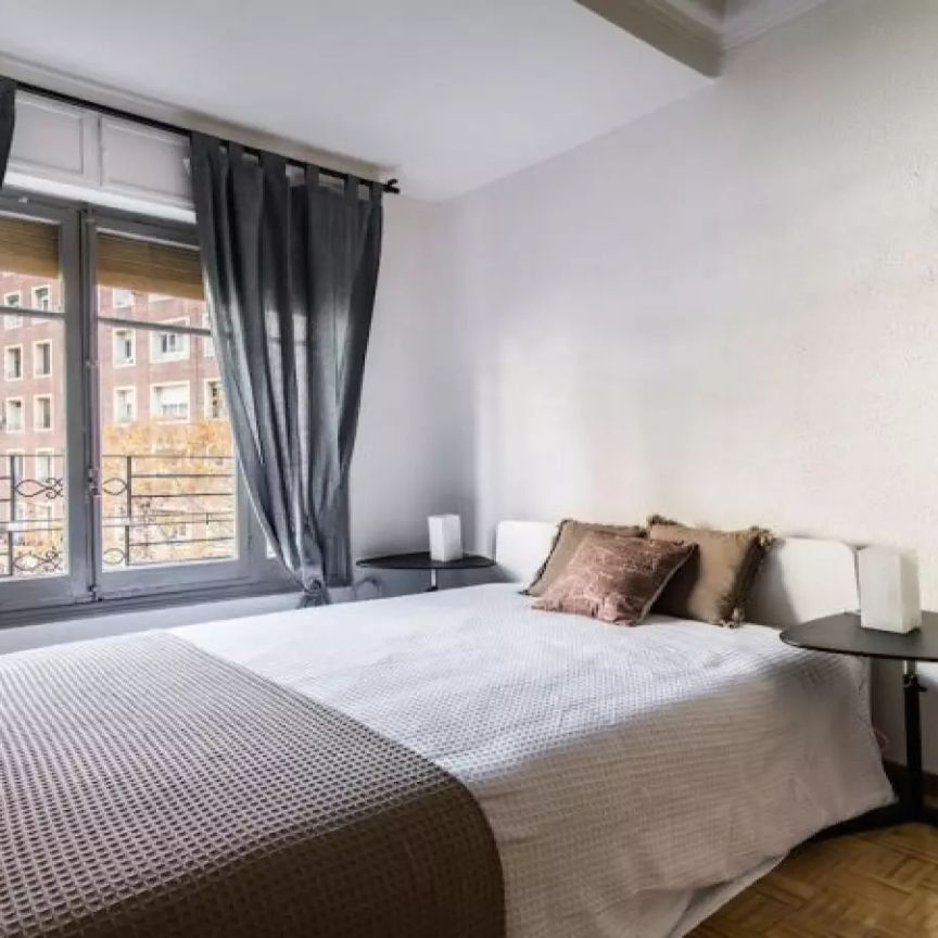 Room in a shared 5-bedroom apartment for rent in Vallehermoso, Madrid - Photo 1