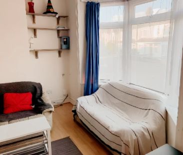 4 bedrooms 2 bathrooms room3 - Photo 4