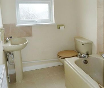 2 bedroom semi-detached house to rent - Photo 6