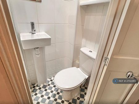 1 bedroom in a house share to rent - Photo 4