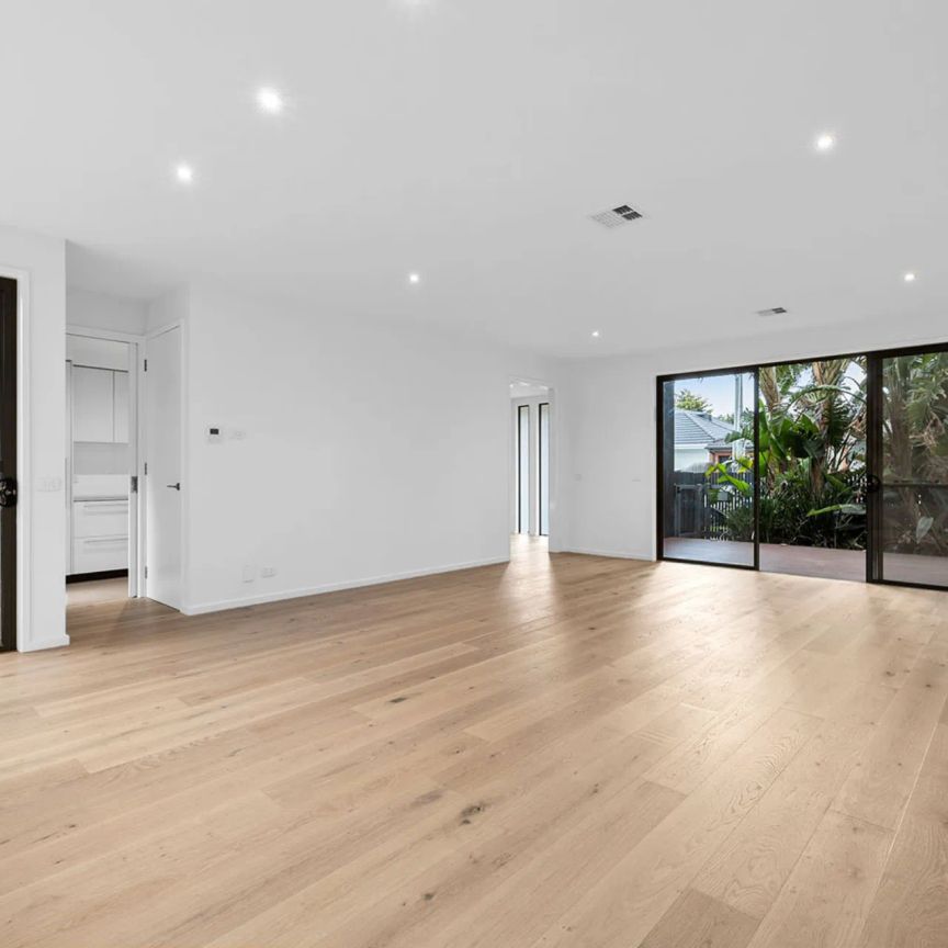 Contemporary Lifestyle On The Beach Edge - Photo 1