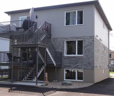 4 1/2 REZ-DE-JARDIN PLAFONDS 9 PIEDS AVEC CABANON - Photo 3
