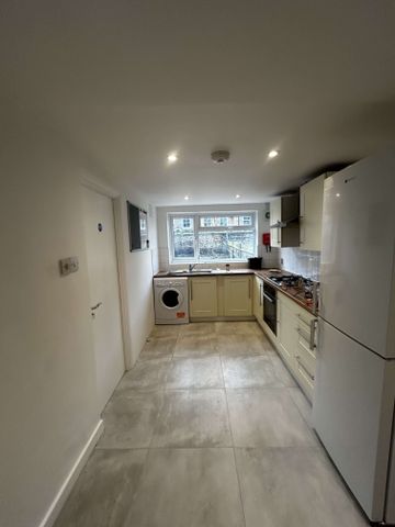 4 bed mid-terraced house available - Photo 4