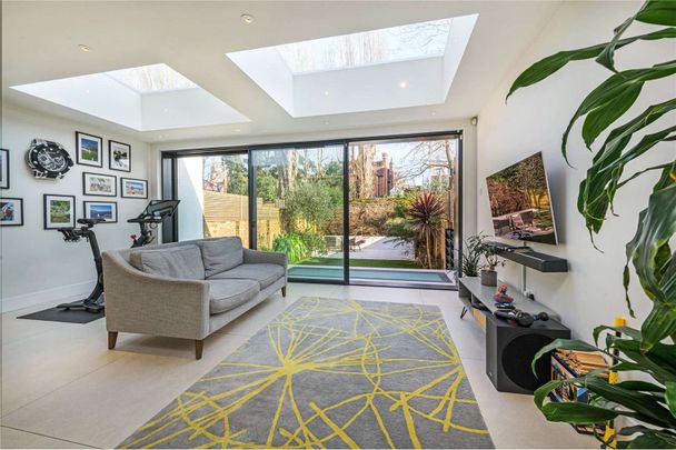 Timeless period house, brilliantly re-imagined, designed and finished. - Photo 1