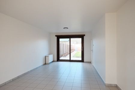 Vernieuwde rijwoning met tuin en grote garage - Photo 2