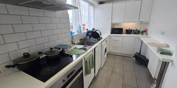 Room in a Shared Flat, Bradwell Mews, N18 - Photo 3