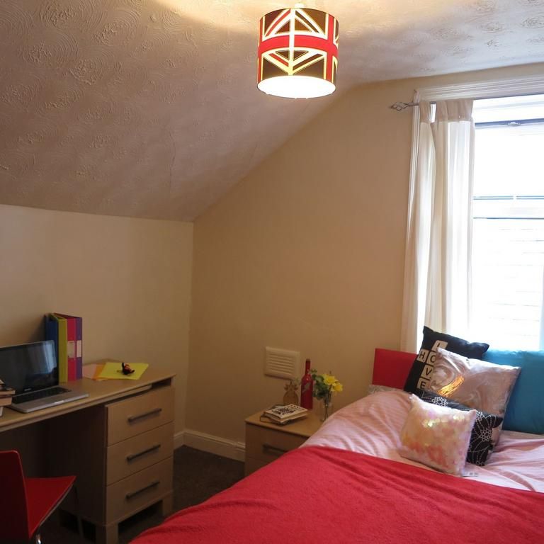 8 bedroom house to rent - Photo 1